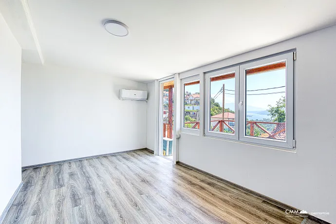 Zweifamilienhaus mit traumhaftem Blick auf die Adria. Perfekt für Eigennutzung oder als Kapitalanlage.