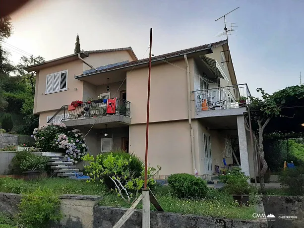 Haus mit herrlicher Aussicht in Tivat zu verkaufen