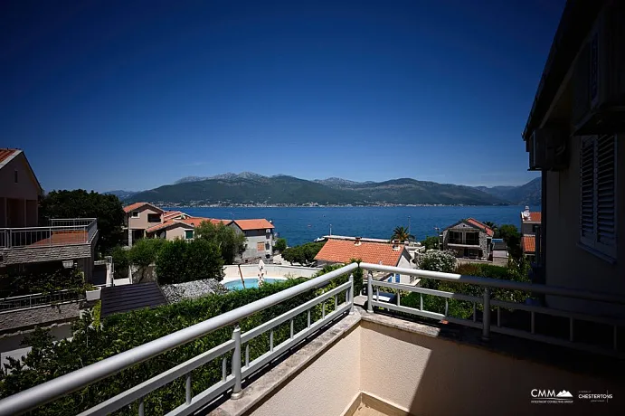 Villa in einer geschlossenen Anlage mit Panoramablick auf das Meer