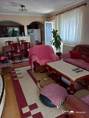 Drei -Story -geräumiges Haus in Tivat
