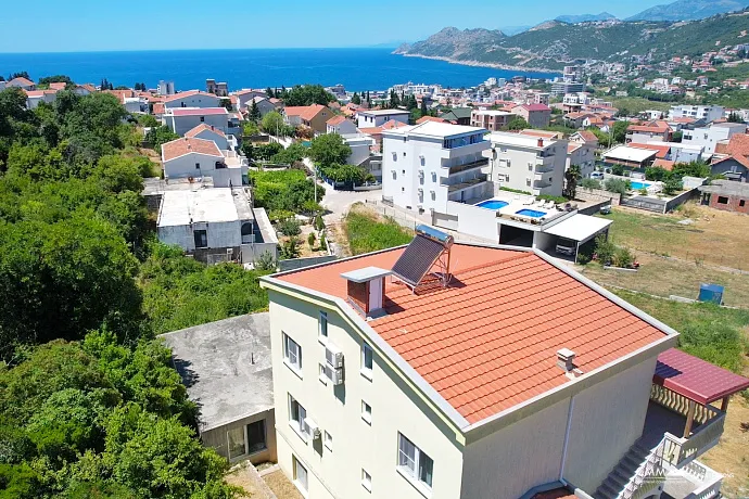 Dreistöckiges Haus in Dobra Voda 308m2