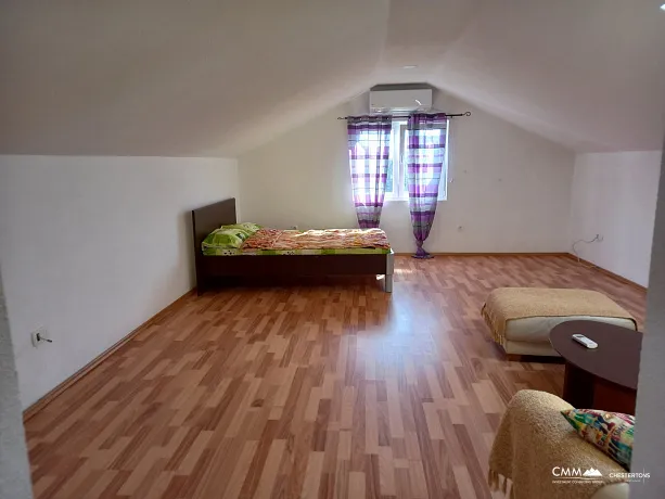 Drei -Story -geräumiges Haus in Tivat
