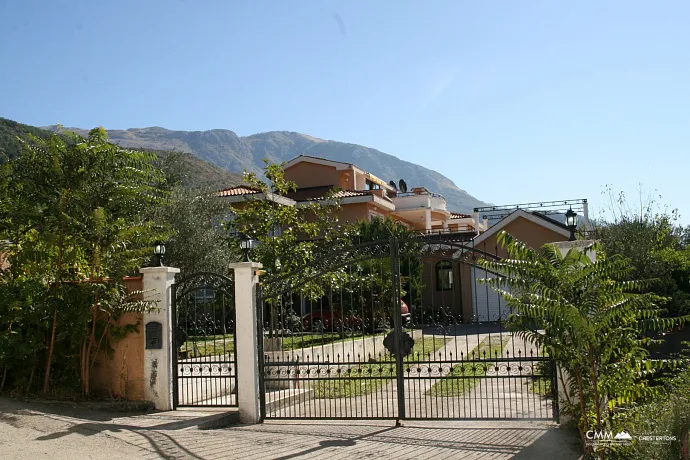 Luxusvilla mit Pool in Kotor