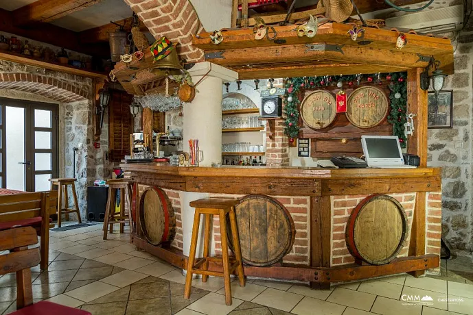Zwei Häuser mit einem Restaurant in der ersten Reihe