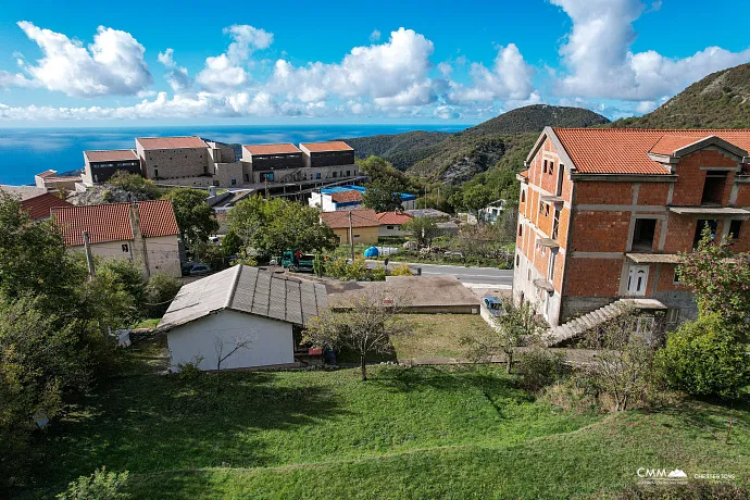 Urbanisiertes Grundstück mit Meerblick und eigener Wasserquelle – Lapčići, 1.000 m²
