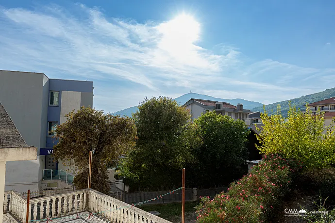 GERÄUMIGE, VOLL MÖBLIERTE WOHNUNG IN BUDVA MIT GARAGE UND TESLA-LADEGERÄT