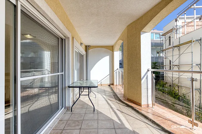 GERÄUMIGE, VOLL MÖBLIERTE WOHNUNG IN BUDVA MIT GARAGE UND TESLA-LADEGERÄT