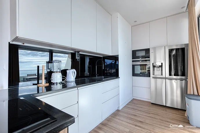 Geniş teraslı, tamamen eşyalı lüks bir daire.