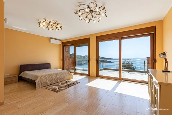 Geräumiges Haus in Utjeha mit Panoramablick auf das Meer