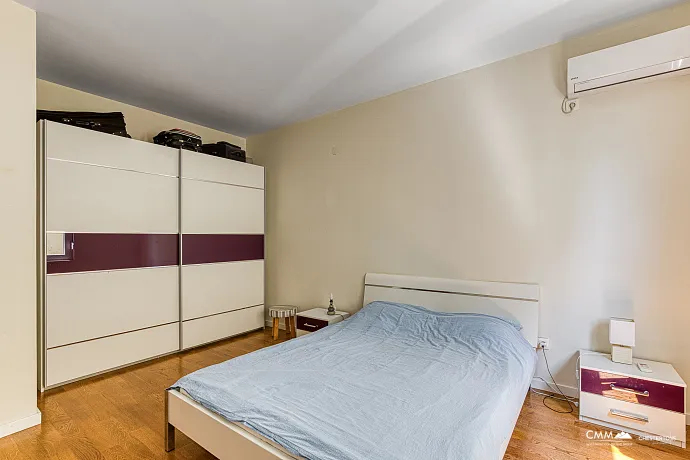 Wohnung mit Meerblick, Bijela