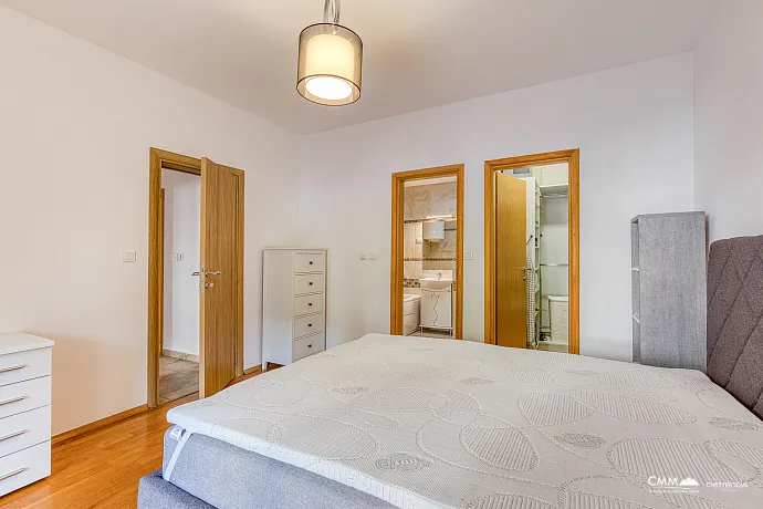 GERÄUMIGE, VOLL MÖBLIERTE WOHNUNG IN BUDVA MIT GARAGE UND TESLA-LADEGERÄT