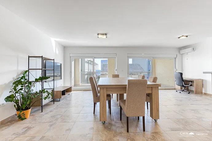 GERÄUMIGE, VOLL MÖBLIERTE WOHNUNG IN BUDVA MIT GARAGE UND TESLA-LADEGERÄT