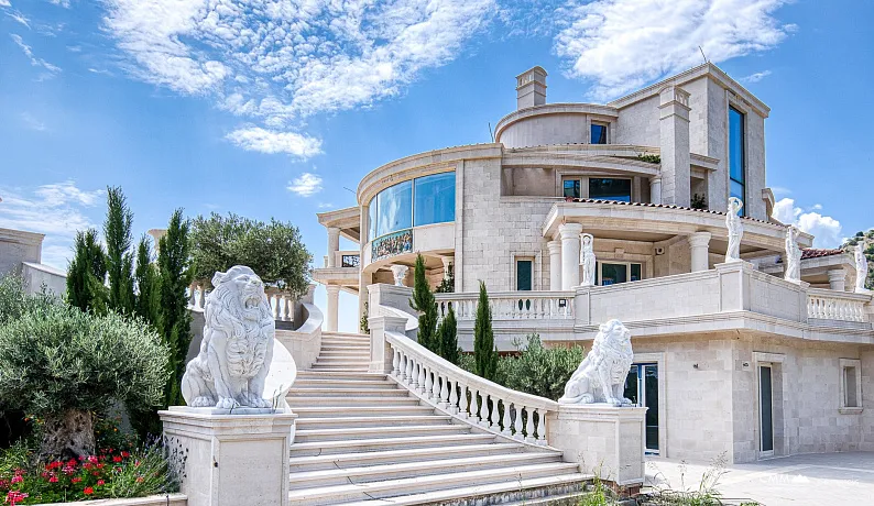 Exklusive Küstenvilla an der Adria – Eleganz und absolute Privatsphäre