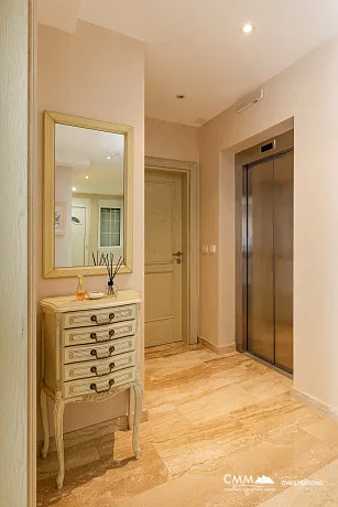 Eleganz und Gelassenheit in einer luxuriösen Villa mit Panoramablick auf das Meer.