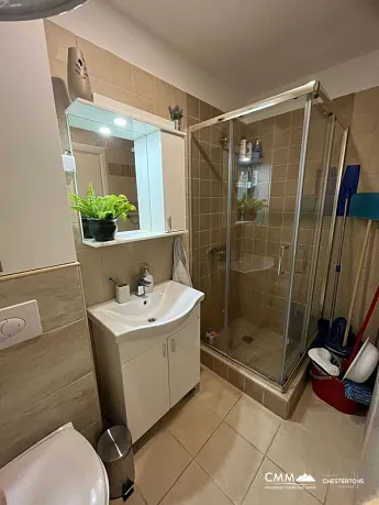 Zu verkaufen ist eine Wohnung mit zwei Schlafzimmern in Kotor in der Nähe des Meeres