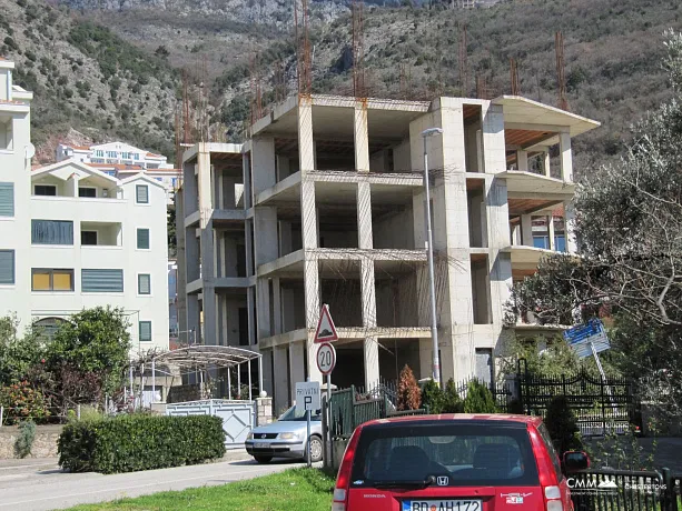 Urbanisiertes Grundstück mit unvollendetem Gebäude in Petrovac