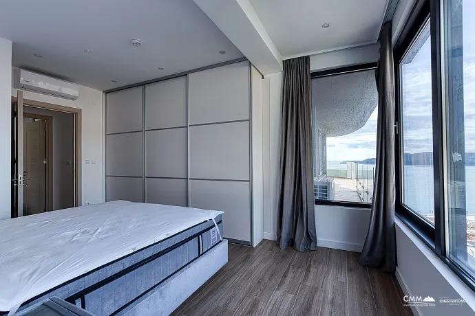 Geniş teraslı, tamamen eşyalı lüks bir daire.