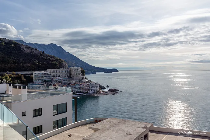 Geniş teraslı, tamamen eşyalı lüks bir daire.