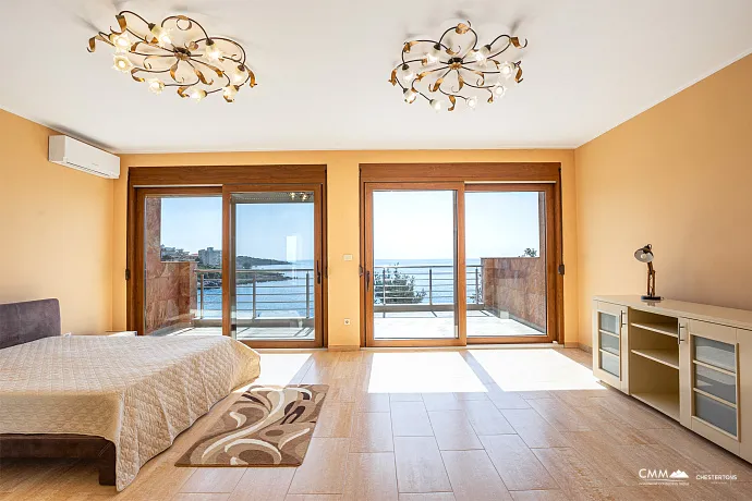 Geräumiges Haus in Utjeha mit Panoramablick auf das Meer