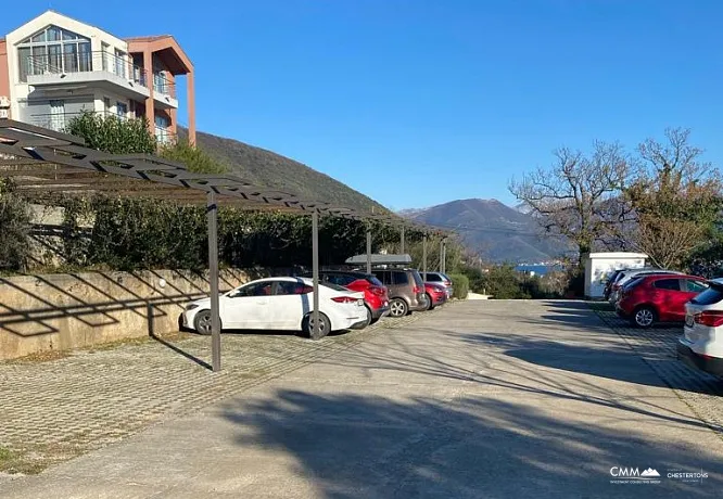 Eine Wohnung mit wunderschönem Meerblick steht in Akacia Hill zum Verkauf.