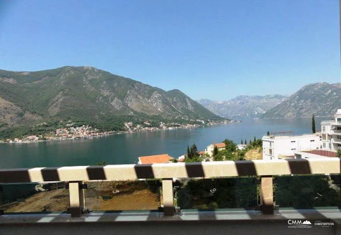 Einzimmerwohnung in Dobrota mit Meerblick