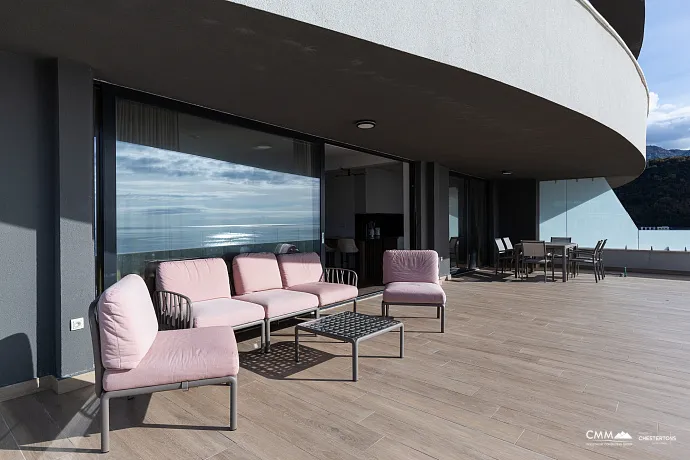 Geniş teraslı, tamamen eşyalı lüks bir daire.