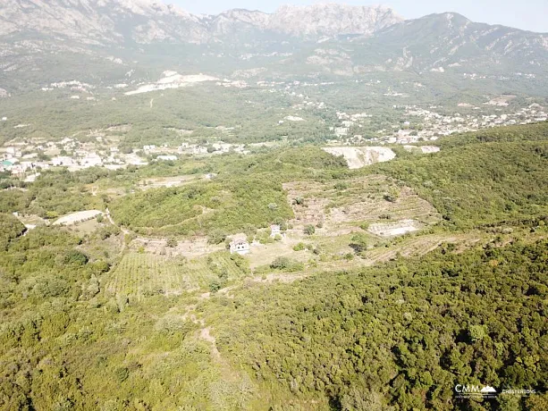 Grundstück in Radanovići, 83.000 m²