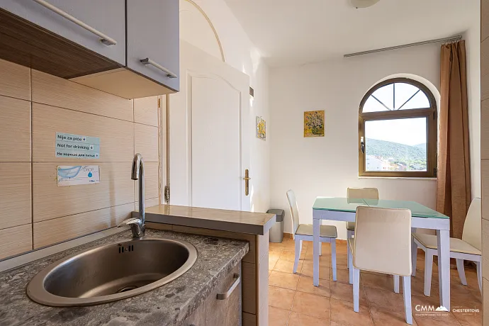 Gemütliche Wohnung in Bigovo direkt am Meer — mit Terrasse und Meerblick