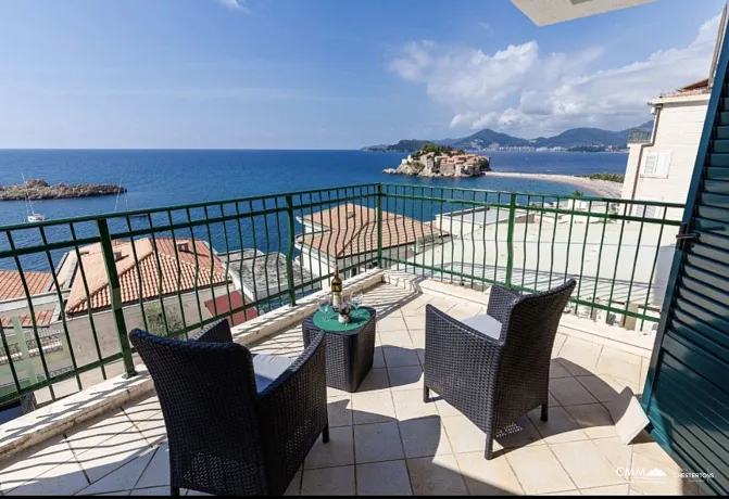 Geräumige Duplex-Wohnung mit Meerblick in Sveti Stefan