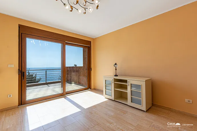 Geräumiges Haus in Utjeha mit Panoramablick auf das Meer