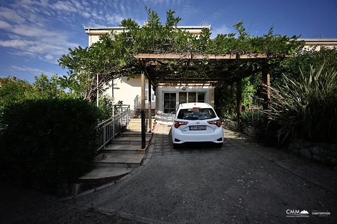 Villa in einer geschlossenen Anlage mit Panoramablick auf das Meer