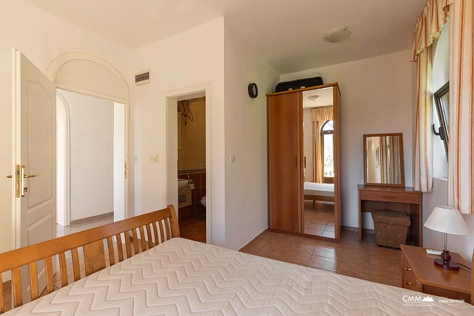 Gemütliche Wohnung in Bigovo direkt am Meer — mit Terrasse und Meerblick