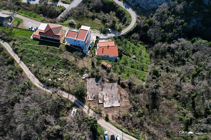 Investitionsgrundstück mit genehmigtem Projekt und gebautem Fundament in Petrovac mit Meerblick