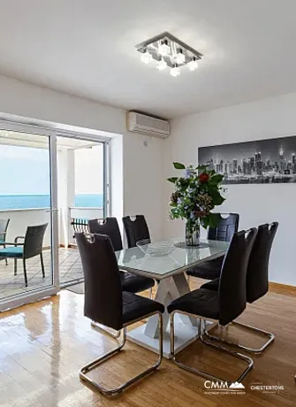 Geräumige Duplex-Wohnung mit Meerblick in Sveti Stefan