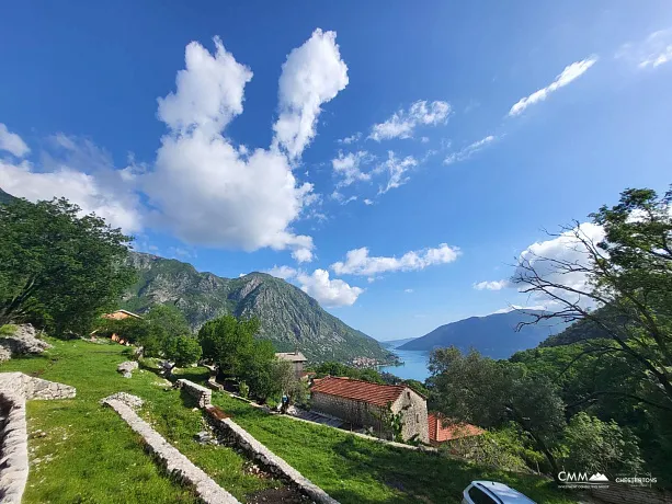 Grundstück mit Meerblick und natürlichem Wasserfall in der Nähe von Kotor