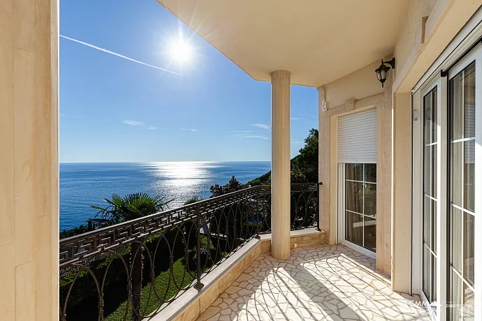 Eleganz und Gelassenheit in einer luxuriösen Villa mit Panoramablick auf das Meer.