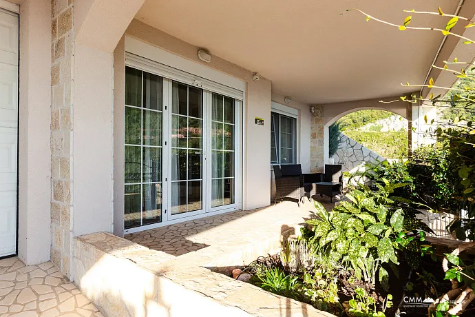 Eleganz und Gelassenheit in einer luxuriösen Villa mit Panoramablick auf das Meer.
