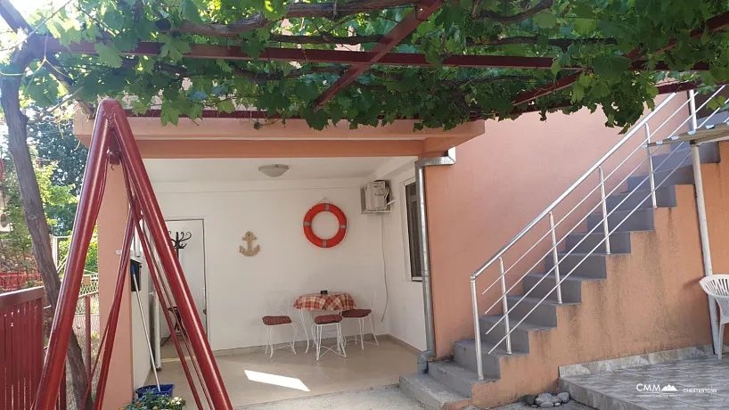 Stadthaus mit 4 Wohnungen in Sutomore