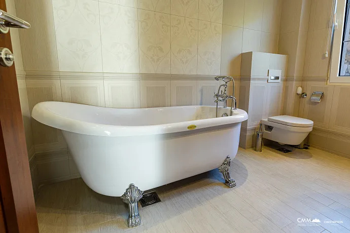 Eleganz und Gelassenheit in einer luxuriösen Villa mit Panoramablick auf das Meer.