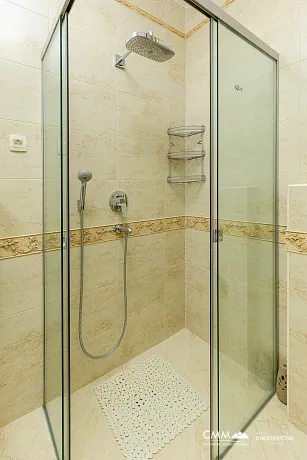 Eleganz und Gelassenheit in einer luxuriösen Villa mit Panoramablick auf das Meer.