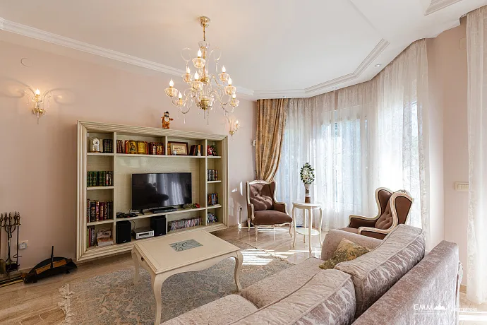 Eleganz und Gelassenheit in einer luxuriösen Villa mit Panoramablick auf das Meer.