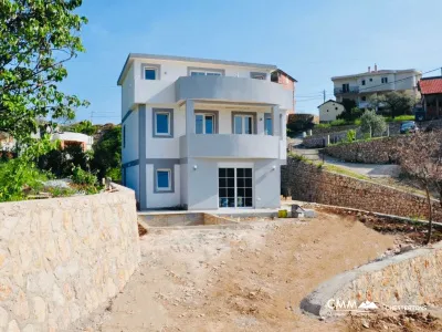 Gemütliches dreistöckiges Haus mit einer Fläche von 194 m2 in Dobra Voda