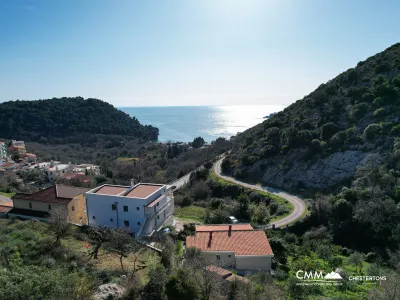 Investitionsgrundstück mit genehmigtem Projekt und gebautem Fundament in Petrovac mit Meerblick