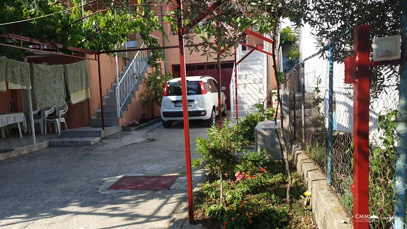 Stadthaus mit 4 Wohnungen in Sutomore