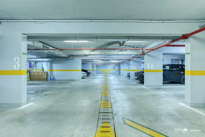 GERÄUMIGE, VOLL MÖBLIERTE WOHNUNG IN BUDVA MIT GARAGE