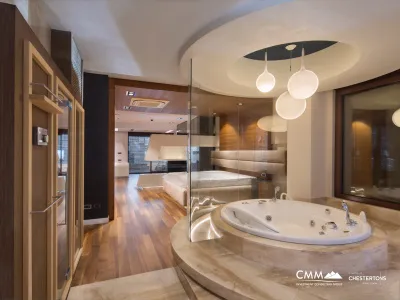 Super luxuriöse dreistöckige Triplex-Wohnung mit Jacuzzi und Sauna.