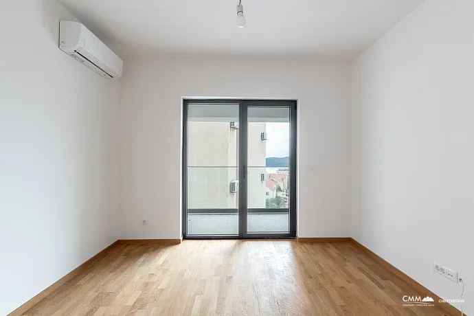 Geräumige 64 m² Wohnung in Bečići mit Meerblick