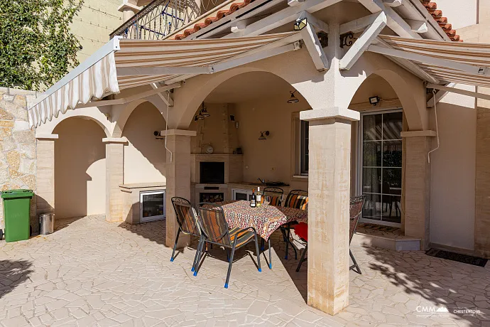 Eleganz und Gelassenheit in einer luxuriösen Villa mit Panoramablick auf das Meer.