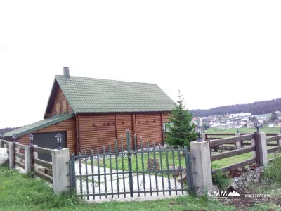 Haus im Norden Montenegros in der Stadt Zabljak