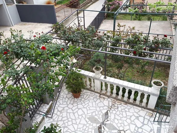 Zwei Häuser mit einem Grundstück